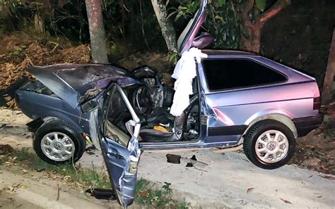 Motorista e passageiro ficam feridos após carro bater em árvore em