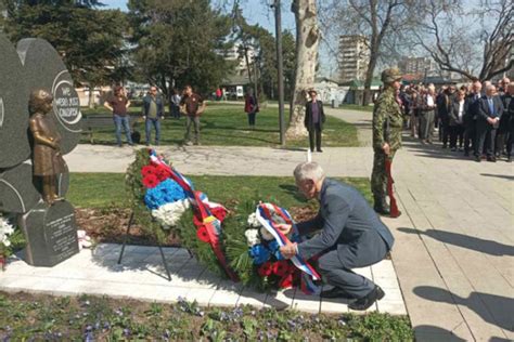 Položeni vijenci na spomenik djeci stradaloj tokom NATO agresije na SR