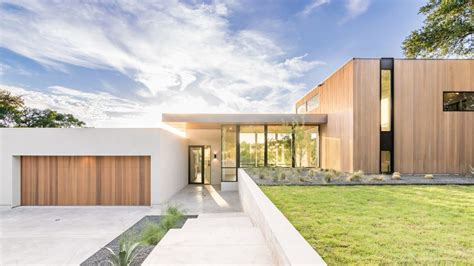 Matt Fajkus Creates Rectilinear Austin House That Embraces Rolling Terrain