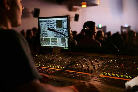 This report explains the typical recording engineer salary by region 15