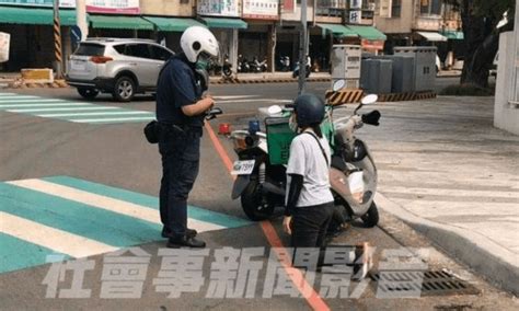 女外送員未兩段式左轉遭開單 「下跪求情無效拒簽收」警無奈