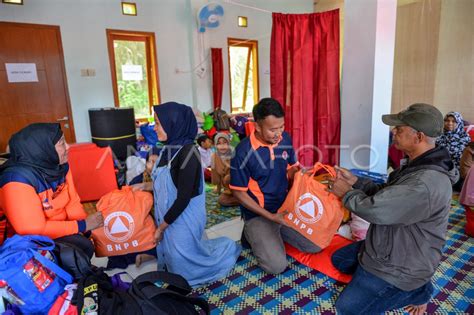 Bantuan Bagi Pengungsi Bencana Pergerakan Tanah Di Kabupaten Bandung