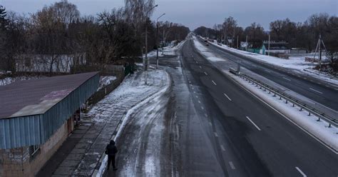 As Russian Troops Mass In Belarus A Ukraine Border Is Largely Undefended The New York Times