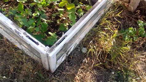 простейший мини парник своими руками из старых оконных рам) - YouTube