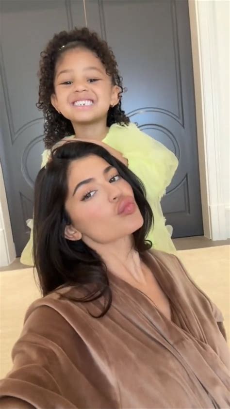 Access Kardashian on Twitter AMORES Kylie Jenner e Stormi através de