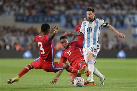 Lionel Messi Smashed By Two Panama Players At The Same Time During