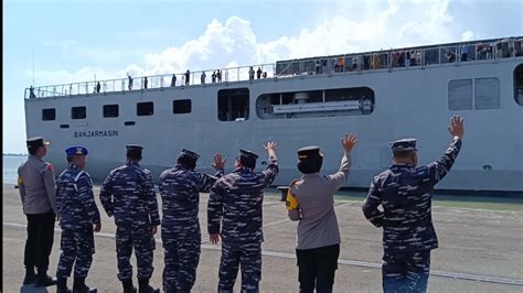 Ratusan Pemudik Roda 2 Balik Ke Jakarta Dengan KRI Banjarmasin 592 Ini