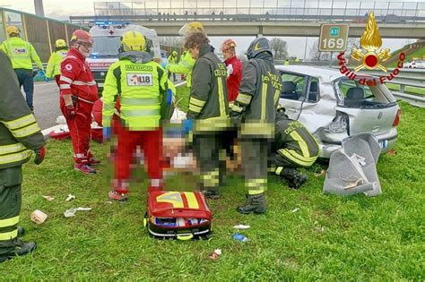 Incidente Sulla A A Caorso Tre Feriti Gravi Coinvolto Anche Un