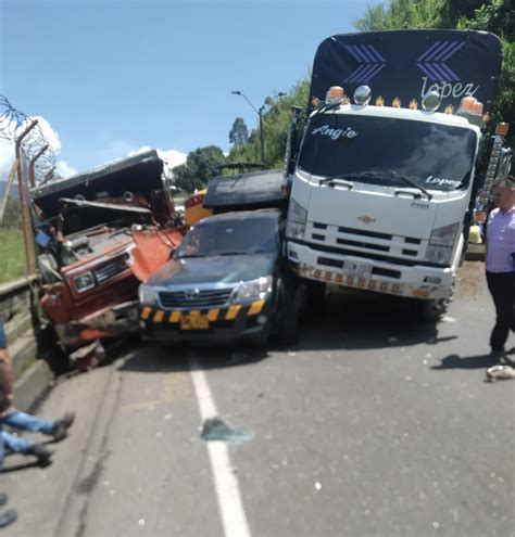 Urgente Volqueta Se Quedó Sin Frenos Y Causó Grave Accidente En La Medellín Bogotá