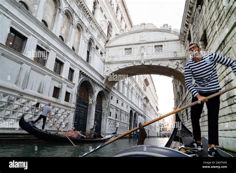 Gondolero en góndola bajo el Puente de los Suspiros Ponte dei Sospiri