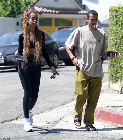 Malia Obama Dons A Sports Bra And Leggings To Grab Takeout With A