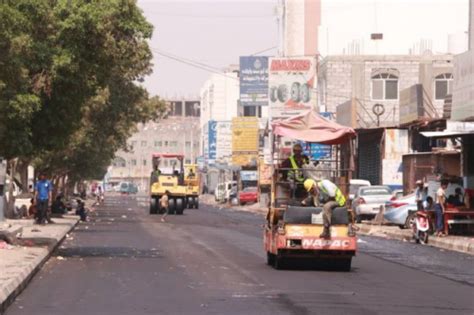 استمرار أعمال الصيانة لعدد من الطرق الرئيسية في عدن