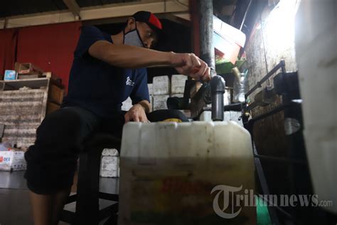 Pemerintah Larang Penjualan Minyak Goreng Curah Tahun Depan Foto