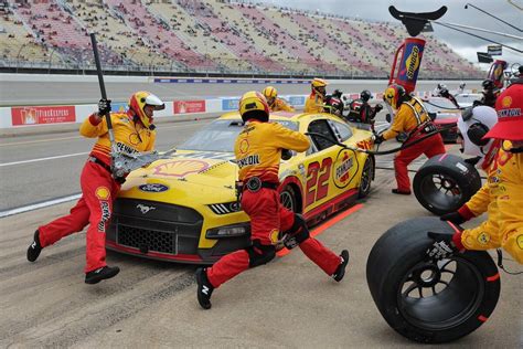 What Happens During a NASCAR Pit Stop?