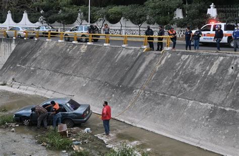 Cae Un Auto Con Su Chofer Al R O Huacapa En Chilpancingo El Sur