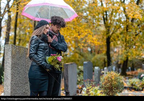 Paar In Trauer Auf Einem Friedhof Im Herbst Lizenzfreies Bild