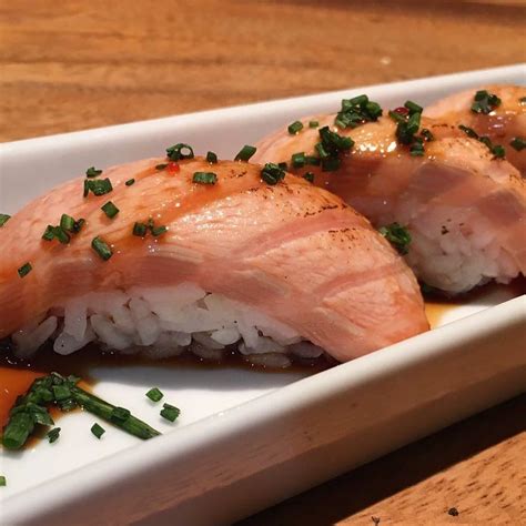 Nigiri de salmón flambeado con salsa teriyaki cítrica Salsa teriyaki