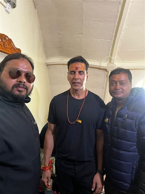 Akshay Kumar Visits Kedarnath With Tight Security Greets Fans Outside