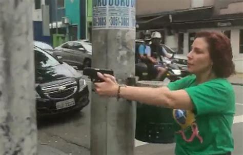 Carla Zambelli Saca Arma E Aponta Para Homem Nos Jardins Em SP