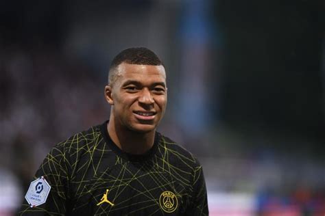 Mbappé tu ne sers à rien le violent tacle de Booba au footballeur