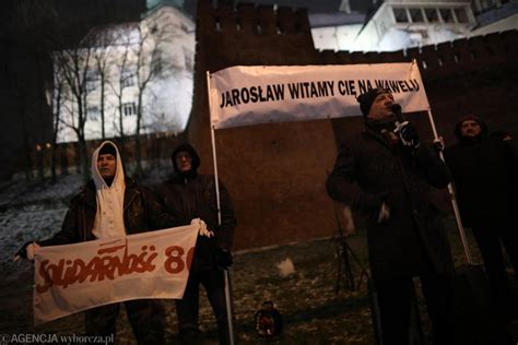 Miesięcznica smoleńska pod Wawelem Policja brutalnie potraktowała