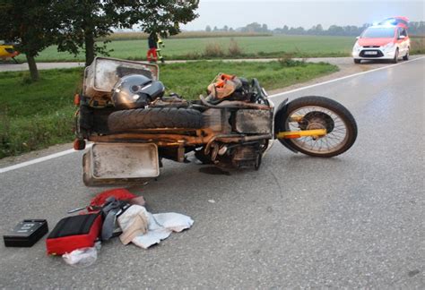 Bilder Motorradfahrer stürzt bei Unfall nahe Oberding