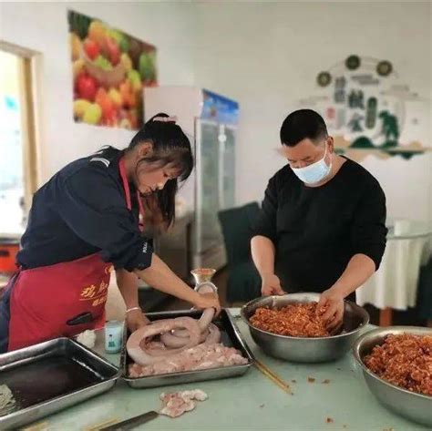 新春走基层丨灌一节香肠，备一份边关思乡情马吉年味味道