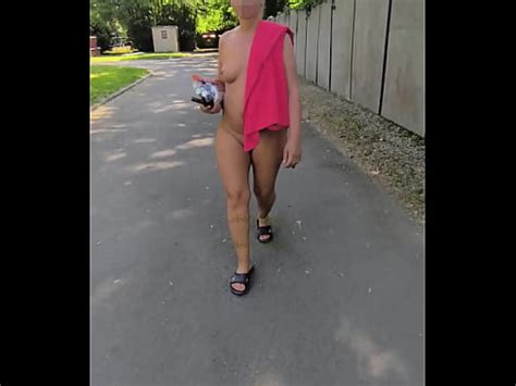 Arielarider Marcher Nu En Public XVIDEOS