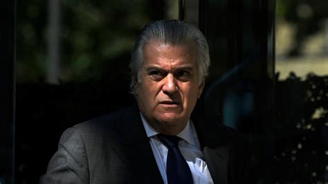 Bárcenas se pone a trabajar de contable con su hijo para salir del