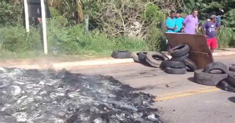 G1 Moradores de Fundão interditam rodovia ES 010 em protesto