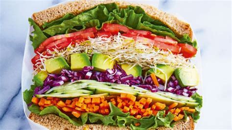 Sándwich saludable para cenar con los colores del arcoíris