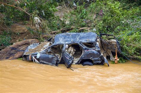 Au Moins 21 Morts Et 6 Disparus Dans Des Inondations Et Des Glissements