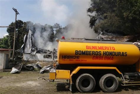 Se incendia bodega de plásticos en Choloma