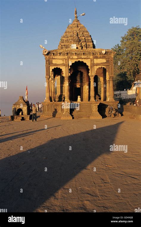 Maheshwar ghat hi-res stock photography and images - Alamy