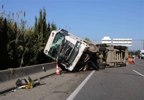 Chocan Con Un Camión Paran En El Arcén Y Mueren Al Ser Arrollados Por Un Tráiler