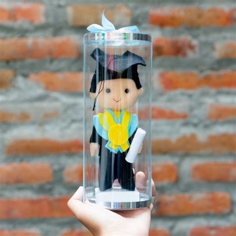 Boneka Flanel Wisuda Cowok Box Mika Kado Wisudaku