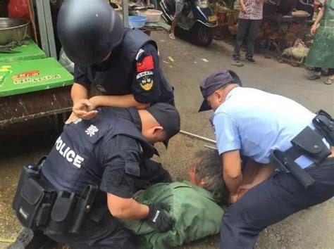 南平武疯子手持菜刀闹市游荡 警察干净利落制服 南平新闻 海峡网