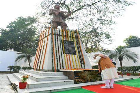 पीएम मोदी ने प्रथम स्वतंत्रता संग्राम के नायक मंगल पांडे को दी श्रद्धांजलि बताया महान