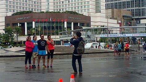 Mumpung Car Free Day Jalanan Sepi Gerimis Orang Orang Ini Selfie Di