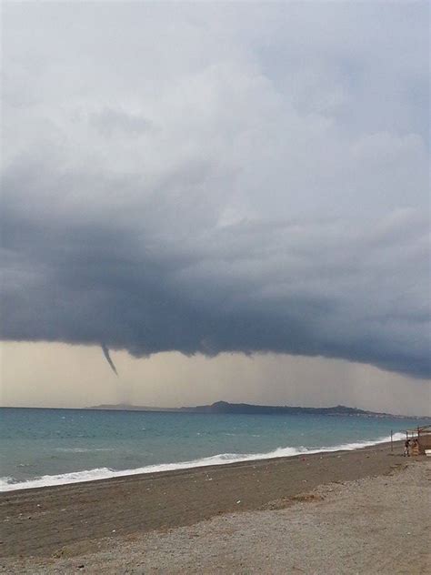 Maltempo Violenti Temporali Al Sud Spettacolari Tornado Da Napoli A