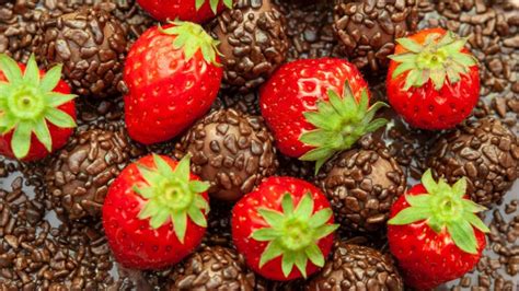 Receita De Bolo De Brigadeiro Morangos Guia Da Cozinha