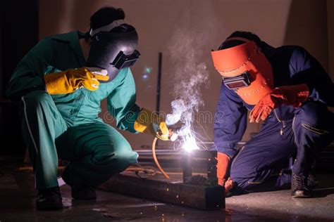 Trabalhos De Soldadura De Metais Utilizando M Quinas De Soldadura Por