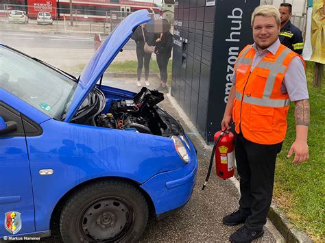 Brennendes Auto Auf Tankstelle