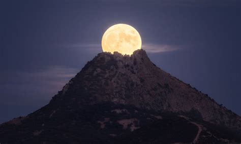 Foto Da Lua Expelida Por Montanha é Eleita Uma Das Melhores Do Ano Pela Forbes