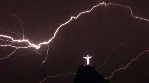 Un rayo impactó en el monumento del Cristo Redentor en Río de Janeiro