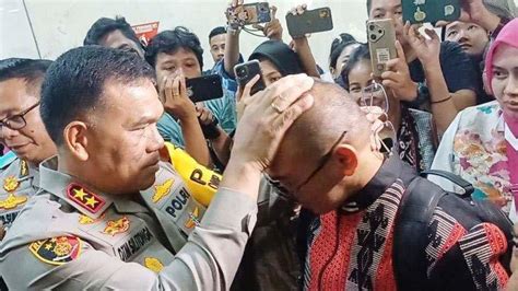 Kapolda Ntt Elus Kepala Rudy Soik Usai Rapat Di Dpr Ri Irjen Daniel