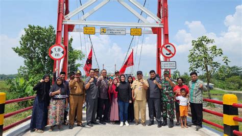 Sri Rahayu Resmikan Jembatan Gantung Di Kali Konto