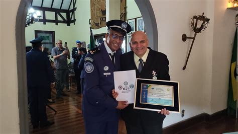 Vice Prefeito De Barra Do Gar As Recebe A Medalha M Rito Dos