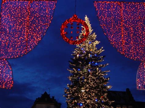 A Christmas Tree Is Lit Up With Red And Blue Lights