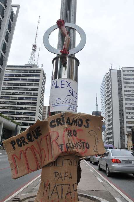 Braço é colado em poste em protesto contra atropelador de ciclista